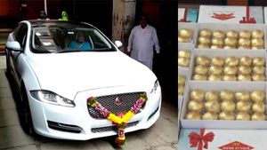 ரூ.1.34 கோடியில் ஜாகுவார் கார் வாங்கிய விவசாயி! தங்கத்தால் உருவாக்கப்பட்ட இனிப்பு வழங்கி கொண்டாட்டம்