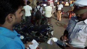 போக்குவரத்து விதிமீறும் வாகன ஓட்டிகளை பிடிக்க வீடு தேடி வரும் போலீசார்.. வாசலில் அரங்கேறும் அசிங்கம்