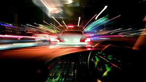 ஒரு பட்டனை அழுத்தினால் மின்னல் வேகத்தில் பறக்கும் கார்கள்… எப்படி சாத்தியமாகிறது?