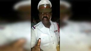 “உங்கள் லைசென்ஸ் ரத்தாகும்..” வைரலாகும் வீடியோவிற்கு பின் உள்ள உண்மை நிலவரம்
