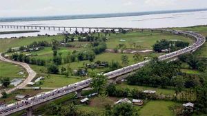 பிரம்மபுத்திரா ஆற்றின் குறுக்கே திடீரென 19.3 கிமீ தூரத்திற்கு பிரம்மாண்ட பாலம் கட்டுகிறது இந்தியா..