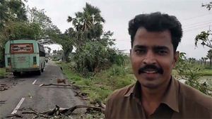 ருத்ர தாண்டவம் ஆடிய கஜா... உயிரை பணயம் வைத்து பயணிகளை காப்பாற்றிய தமிழக அரசு பஸ் கன்டக்டர்