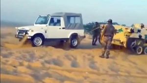 ஓட்டை உடைசல் கார்களை வைத்து கொண்டு சிரமப்படும் இந்திய ராணுவம்... வீடியோ ஆதாரம் வெளியே கசிந்தது