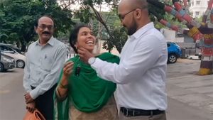 அம்மாவின் ரூ 11 லட்சம் மதிப்பிலான கார் கனவை தன் சொந்த காசில் வாங்கி பரிசளித்த பாச மகன்… நெகிழ்ச்சி 
