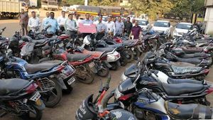 போலீசார் அதிரடி வேட்டை; திருடு போன 230 பைக்குகள் மீட்பு