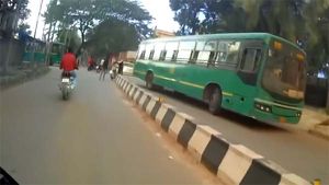 தெரிந்தே விபத்தை ஏற்படுத்த முயன்ற அரசு பஸ் டிரைவருக்கு தக்க பாடம் புகட்டிய வாலிபர்... வைரல் வீடியோ
