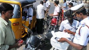 பதறியடித்து கொண்டு டிரைவிங் லைசென்ஸை போலீசாரிடம் ஒப்படைக்கும் வாகன ஓட்டிகள்... காரணம் இதுதான்...