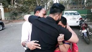 பெற்றோர்களின் கனவை நிறைவேற்ற மகன் கொடுத்த சர்ப்ரைஸ் பரிசு... வைரலாகும் நெகிழ்ச்சி வீடியோ...