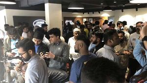 நாட்டின் முதல் ஜாவா டீலர்ஷிப் திறக்கப்பட்டது... ராயல் என்பீல்டுக்கு நூதன முறையில் செக்...