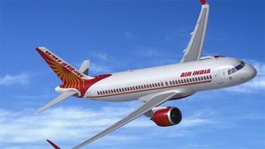 விமானத்தில் பைலட் முன்பாக திடீரென தோன்றிய 'கடவுள்'... சமூக வலை தளங்களில் வைரலாகும் நெகிழ்ச்சி வீடியோ
