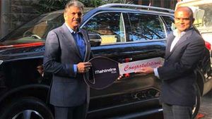 மஹிந்திரா குழும தலைவர் ஆனந்த் மஹிந்திரா வாங்கிய புது கார் இதுதான்! இந்தியாவின் மீது இவ்வளவு பக்தியா?