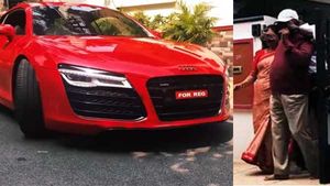 பெற்றோருக்கு சர்ப்ரைஸாக சூப்பர் கார் பரிசளித்த மகன்... விலை எவ்வளவு என தெரிந்தால் ஆச்சரியம் உறுதி...