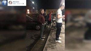 சொத்துக்களை தானமாக கொடுத்து விட்டு கடை முன்பு வரிசையில் நின்ற பில் கேட்ஸ்... வைரலாகும் புகைப்படம்...