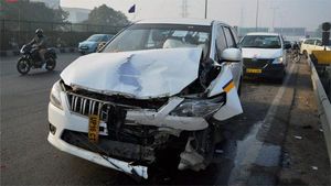 மாணவர்கள் மீது திடீரென காரை ஏற்றிய அரசுப்பள்ளி ஆசிரியர்... காரணம் தெரிந்தால் அதிர்ச்சியடைவீர்கள்...