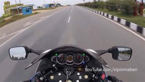 புல்லட் ரயிலை மிஞ்சும் வேகத்தில் பறந்த பைக்.. வைரலாகும் இந்த வீடியோவை பார்த்தால் அதிர்ச்சியடைவீர்கள்