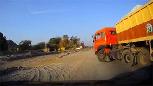 சிறிய தவறால் நேரவிருந்த கோர விபத்து டிரைவர்களின் சாமர்த்தியத்தால் தவிர்ப்பு... வைரலாகும் வீடியோ...