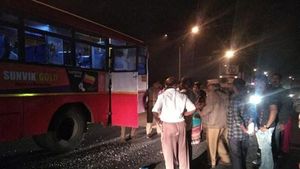 கர்நாடக அரசு பஸ்ஸை அடித்து நொறுக்கி பயணிகளிடம் அராஜகம்... யார் என தெரிந்தால் கோவப்படுவீர்கள்...