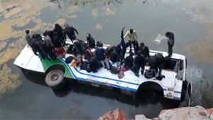 வாய்க்காலில் கவிழ்ந்து விபத்து... காரணம் தெரிந்தால் இனி அரசு பேருந்துகளில் பயணிக்கவே மாட்டீர்கள்...