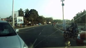 கோர விபத்தில் இருந்து நூலிழையில் தப்பிய 2 கார்கள்... கடவுளாக வந்து பல உயிர்களை காப்பாற்றியது இதுதான்