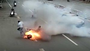 திடீரென தீப்பற்றி எரிந்த ஸ்கூட்டர்... இந்த வீடியோ பார்த்தால் எலெக்ட்ரிக் வாகனங்களை வாங்க மாட்டீர்கள்