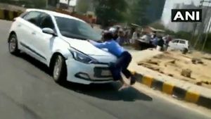 தவறு செய்த வாலிபரை நிறுத்த ஸ்பைடர் மேனாக மாறிய கேப் டிரைவர்... வைரலாகும் அதிர்ச்சி வீடியோ...