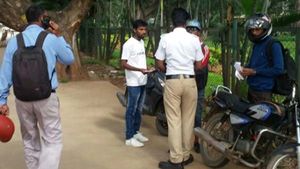 பைக் சாவியை பறிக்கும் அதிகாரம் போலீசாருக்கு உள்ளதா? தகவல் அறியும் உரிமை சட்டம் சொல்வது இதுதான்