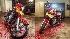 நீண்ட இழுத்தடிப்பிற்கு பின் ஒரு வழியாக தொடங்கியது ஜாவா டெலிவரி... முதல் பைக்கை பெற்றது இவர்தான்...