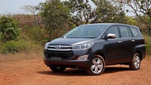 டொயோட்டா இன்னோவா க்ரிஸ்ட்டா காரில் புதிய பேஸ் வேரியண்ட் அறிமுகம்!