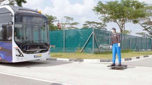 உலகின் முதல் முழு-நீளமான தானியங்கி எலக்ட்ரிக் பஸ்: வால்வோவின் பிரம்மிக்க வைக்கும் சாதனை!