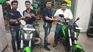 புதிய பஜாஜ் டோமினார் 400 பைக்கின் டெலிவிரி துவங்கியது!