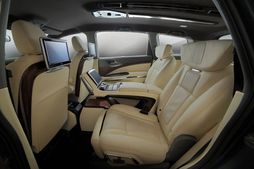 டிசி கைவண்ணத்தில் சொகுசு கார் போல மாறிய மஹிந்திரா மராஸ்ஸோ!