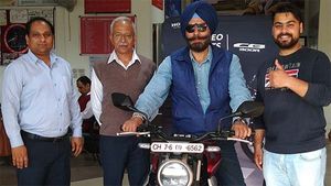 சிபி300ஆர் பைக் டெலிவரியை தொடங்கியது ஹோண்டா: அக்ஸசெரீஸ்களின் விலையும் அறிவிப்பு..!