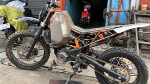 ரூ. 2.50 லட்சம் மதிப்புள்ள பைக்கை அக்கக்காக பிரித்து போட்ட இளைஞர்... ஏன் இந்த கொலை வெறி...? -வீடியோ!