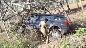 டிரான்ஸ்பார்மர் மீது மோதி கோர விபத்தில் சிக்கிய கார்.. உள்ளே இருந்தவர்களுக்கு என்ன ஆனது என தெரியுமா?