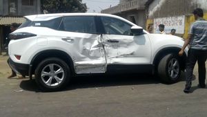 உலக அளவில் இந்தியாவை பெருமிதப்படுத்தும் டாடா... லாரி மோதியும் கார் அசராததால் குவியும் பாராட்டு...