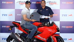 ஸ்லிப்பர் கிளட்ச் வசதியுடன் கூடிய முதல் அப்பாச்சி ஆர்ஆர் 310 பைக்கை தல டோனிக்கு வழங்கிய டிவிஎஸ்...