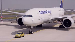 நிஜ வாழ்க்கை பாகுபலி இதுதான்... போயிங் விமானத்தை கயிறு கட்டி இழுத்து சென்ற கூப்பர் கார்: வீடியோ...!