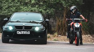 பிஎம்டபிள்யூ 320டி காருடன் போட்டியிட்ட கேடிஎம் 390 ட்யூக்: ஆச்சரியமளிக்கும் போட்டி முடிவு... வீடியோ!