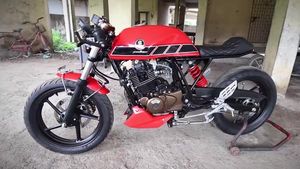 ஹேர் ஸ்டைலை மாற்றுவதைப் போல் தனது உருவத்தை மாற்றிக் கொண்ட பஜாஜ் பல்சர் 180 - வீடியோ!