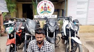 நூதன ஆசைக்காக பைக் திருடிய கொள்ளையன்... போலீசார் எப்படி பொறி வைத்து பிடித்தனர் என்பதுதான் ஹைலைட்!!