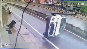 பல முறை சாலையில் உருண்ட ஃபோர்டு ஈகோ ஸ்போர்ட்: சிறு காயங்களுடன் அசால்டாக வெளியே நடந்துவந்த ஓட்டுநர்..