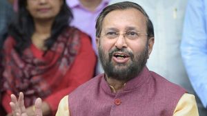 டெல்லியில் பிஎஸ்-6 பெட்ரோல், டீசல் அறிமுகம்: சுற்றுச்சூழல் துறை அமைச்சர் பிரகாஷ் ஜவடேகர் தகவல்!