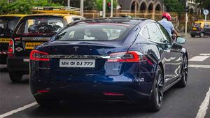 வேறொருவரின் பெயரில் எலெக்ட்ரிக் காரை வாங்கிய அம்பானி... எதற்காக இப்படி வாங்கினார் தெரியுமா?