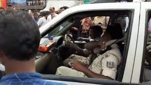 போக்குவரத்து விதியை மீறிய போலீசார்... அடுத்து நடந்தது என்ன?