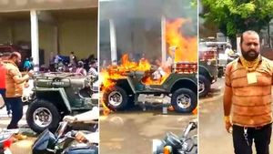 சொந்த செலவில் சூன்யம்: டிக் டாக் வீடியோவுக்காக பல லட்சம் மதிப்புள்ள ஜீப்பை நடுரோட்டில் எரித்த இளைஞர்