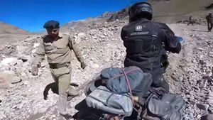 லடாக்கின் கரடு முரடான சாலையில் சிக்கிய பஜாஜ் பல்சர்... உதவி கரம் நீட்டிய இராணுவ வீரர்... வீடியோ!
