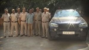 லிஃப்ட் கேட்டு விலையுயர்ந்த காரை திருடிய போலி போலீஸ்... இவர் யார் என தெரிந்தால் அதிர்ந்துபோவீர்கள்!