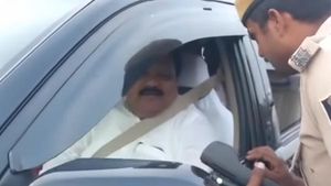 கருப்பு நிற ஜன்னல் காரில் கெத்தாக வலம் வந்த எம்எல்ஏ-வுக்கு அபராதம்... என்னங்க இப்புடி பண்ணீட்டீங்க!!