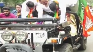பாஜக பெண் வேட்பாளருக்கு அரங்கேறிய சோகம்: திடீரென காரின் கம்பி நொறுங்கி விபத்து... வீடியோ!