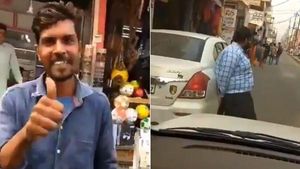 வழியை அடைத்து நின்றதால் அதிரடி... மாருதி டிசையர் காரை அசால்டாக கையில் தூக்கி ஓரமாக வைத்த டிரைவர்...